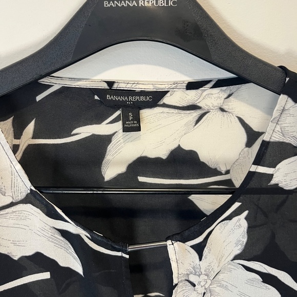 Banana Republic black and white floral patterned long sleeved blouse size small - Picture 2 of 3